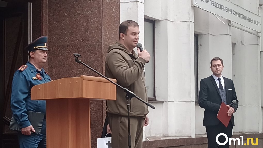 Врио губернатора Виталий Хоценко посетил подшефный Стаханов и омских бойцов в ЛНР