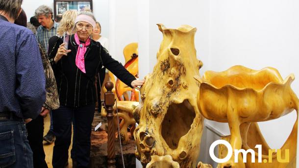 Свет не погаснет: в Омске открылась выставка художника-альпиниста