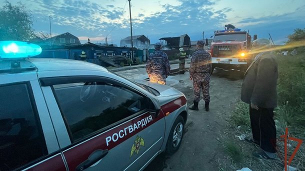 В Омске сотрудники Росгвардии спасли детей из горящего дома