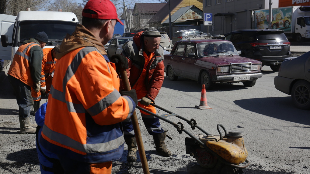 Ремонт горячим асфальтом начался на дорогах Новосибирска