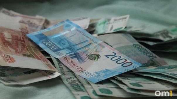 Жители Омска стали меньше хранить деньги в валюте и металлах