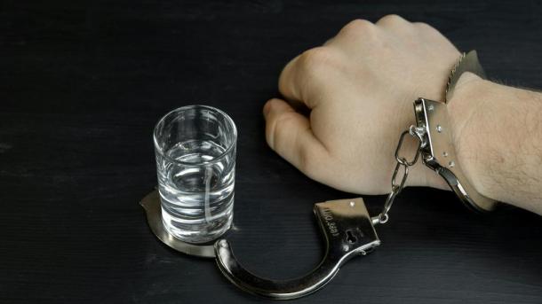 За подделку водки и коньяка жителей Новосибирска отправили в колонию