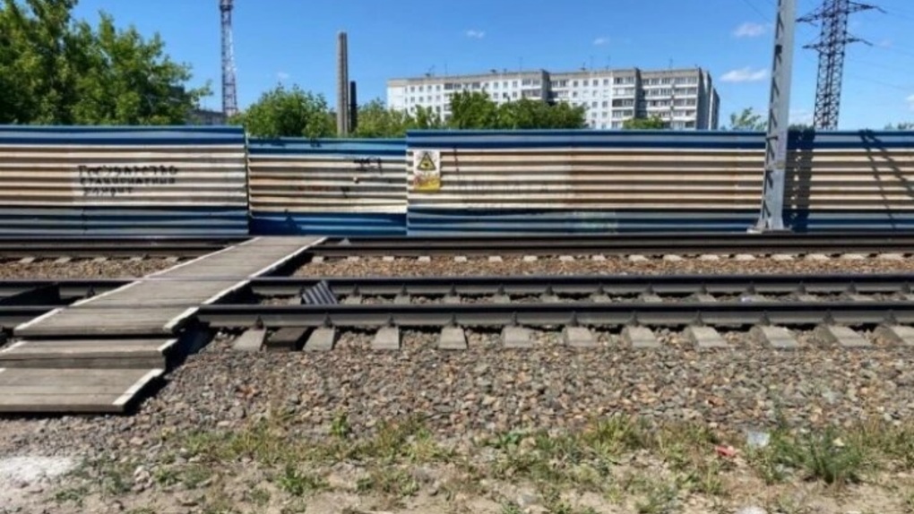 Подбирала выпавшую вещь: новые подробности гибели 11-летней девочки на железной дороге в Новосибирске