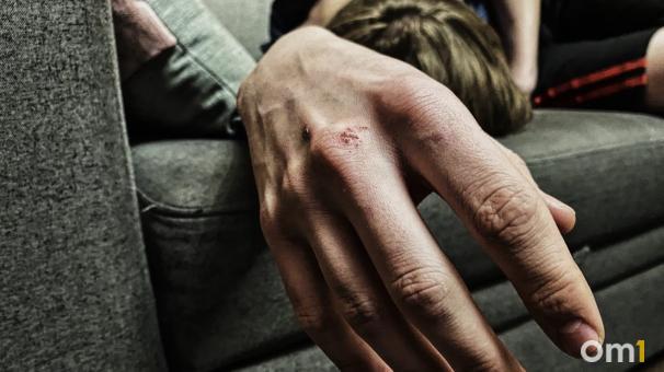 Не выдержала трудности быта? Молодая омичка всадила нож в грудь своего мужа