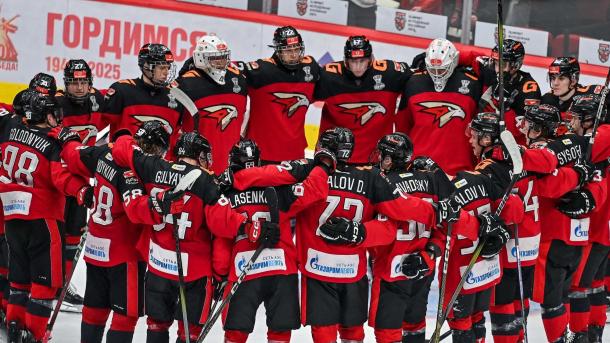 Массовая стычка произошла на матче «Омские ястребы» — «Торпедо»