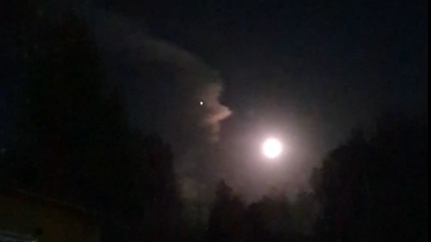 Длинноволосую женщину увидели новосибирцы в ночном небе. ВИДЕО