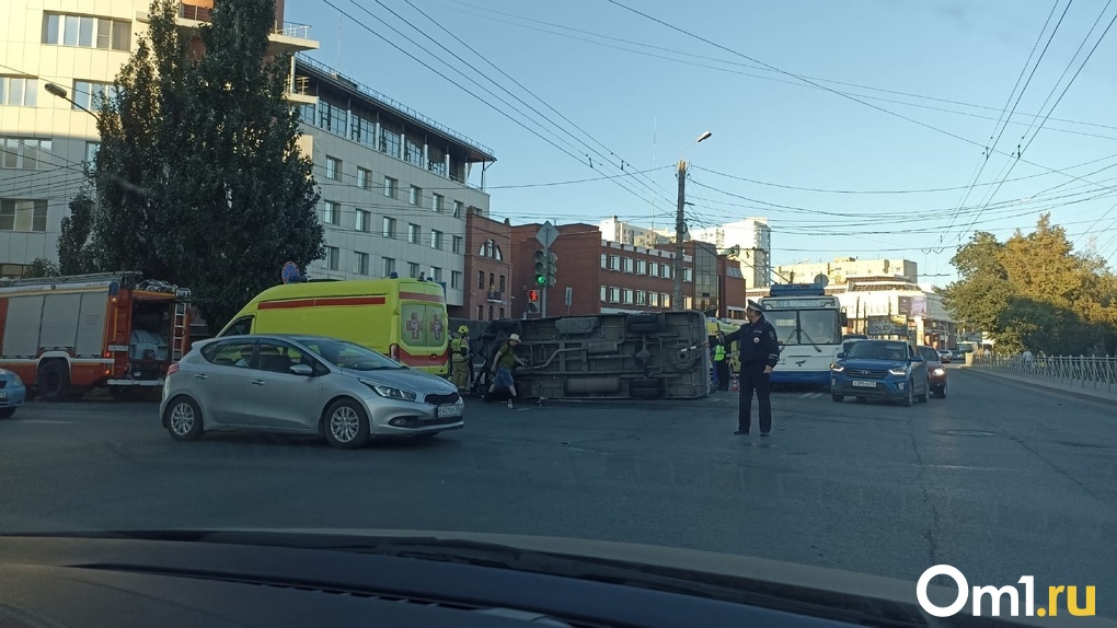 Есть пострадавшие: в центре Омска при аварии с иномаркой и «семеркой» перевернулась газель с пассажирами