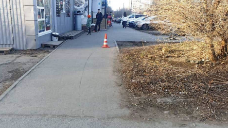 В Омске подросток на электросамокате сбил пешехода
