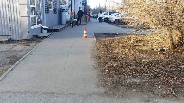 В Омске подросток на электросамокате сбил пешехода