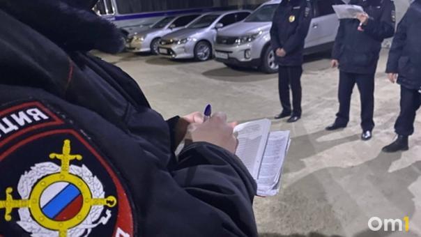 В Омске ищут пожилую женщину, причастную к распространению наркотиков