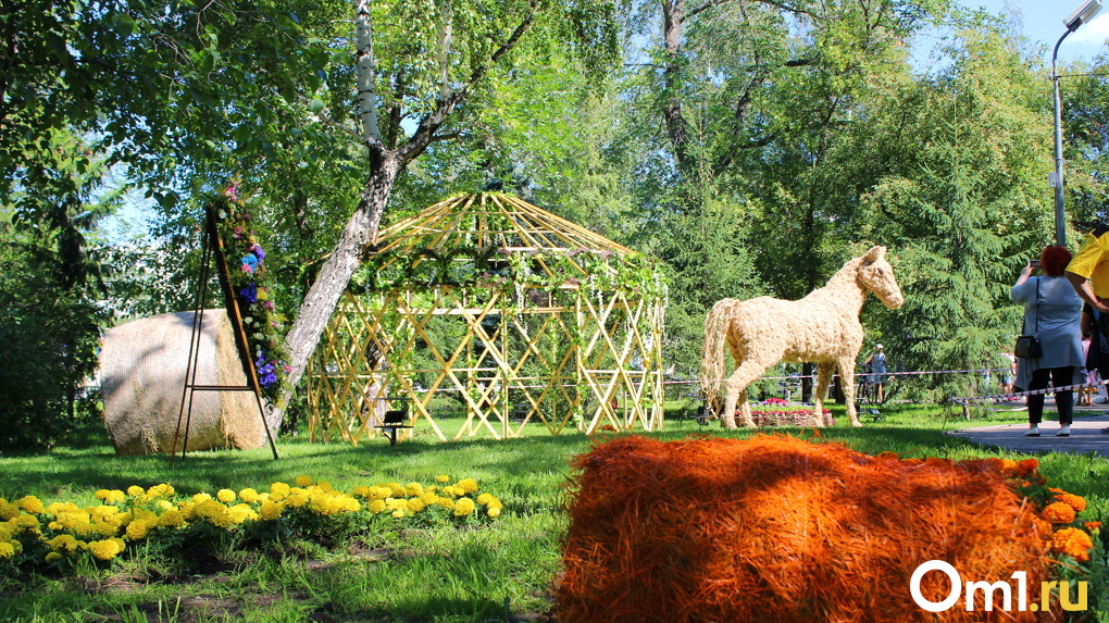 Цветочный торт, тарантелла и модный показ: в Омске открыли юбилейную «Флору»