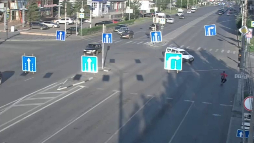 Появилось видео аварии, где автомобилист сбил парня на электросамокате в центре Омска