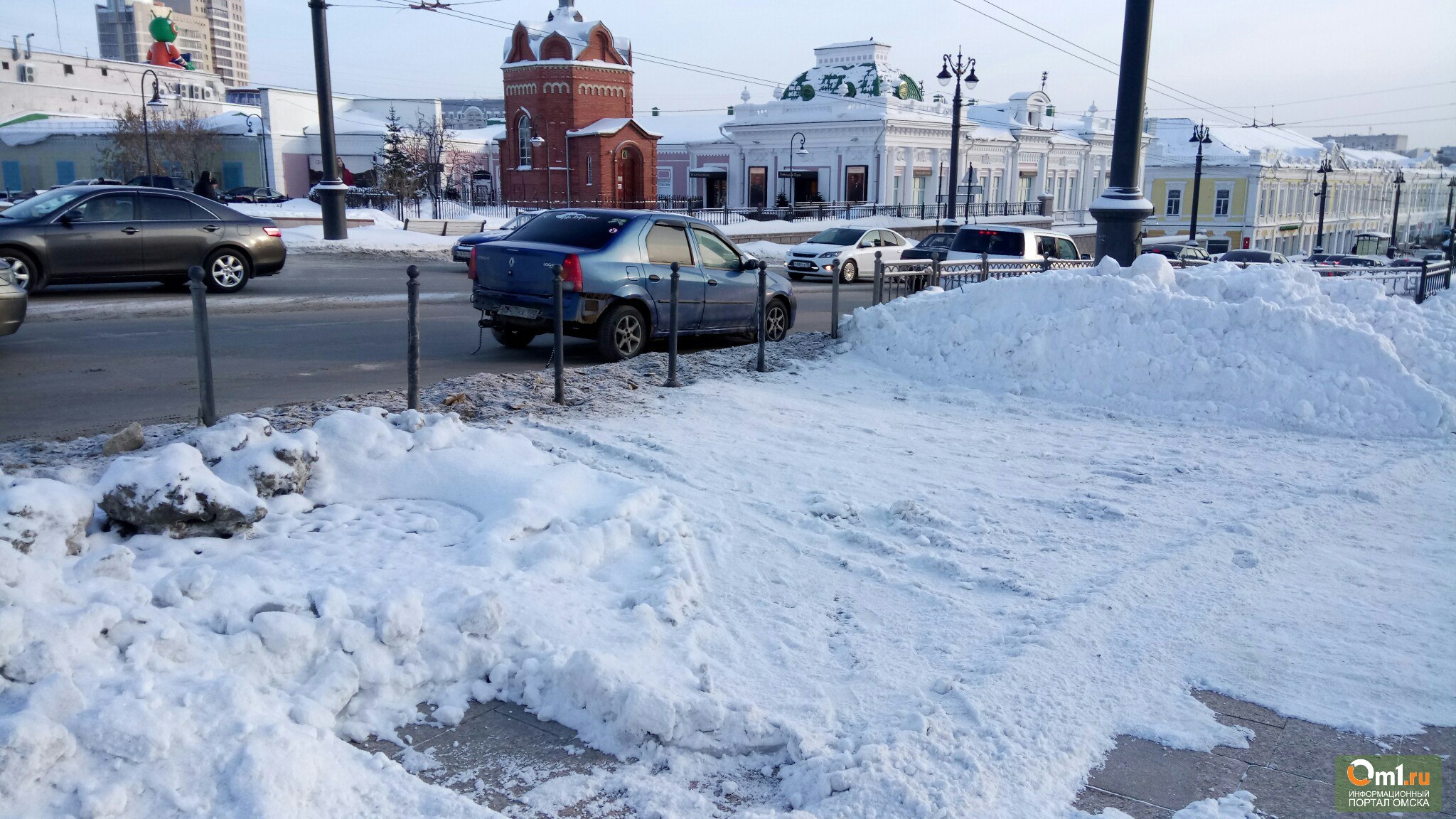 Омский час время. Любинский проспект Омск зима. Омск зимой днём. Дорога в снегопад Омск. Любинский проспект Омск затопило.