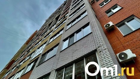 В Омске мёртвого студента нашли под окнами многоэтажки после ссоры с девушкой
