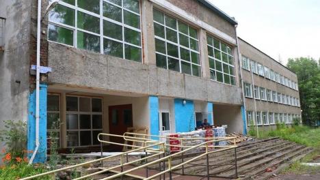 Виталий Хоценко проверил ход ремонта Солнцевской школы в Исилькульском районе