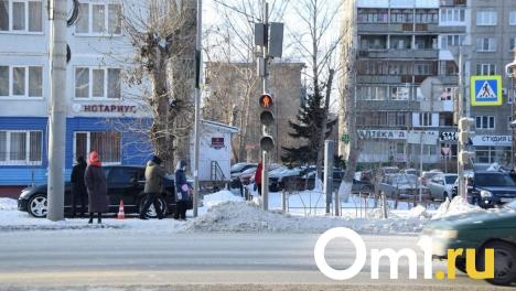 Двое омичей оказались под колёсами КамАЗа, переходя дорогу