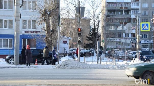 Двое омичей оказались под колёсами КамАЗа, переходя дорогу