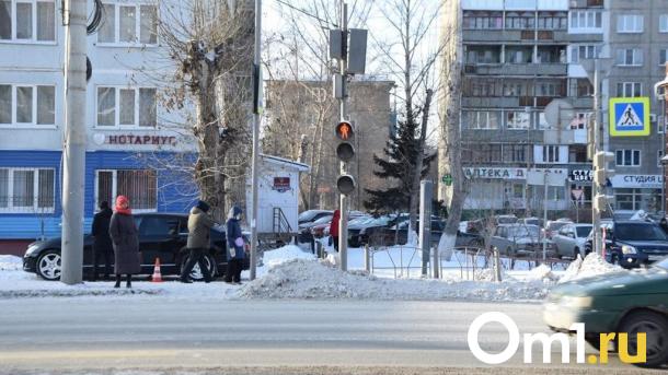 Двое омичей оказались под колёсами КамАЗа, переходя дорогу