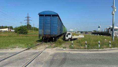 Водитель чудом избежал трагедии на железнодорожном переезде в Новосибирске