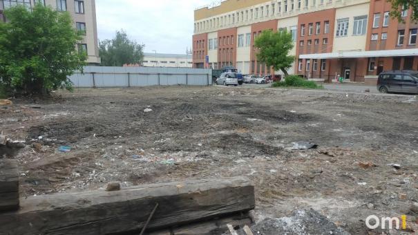 Дом снесли, теперь и завалы убрали: участок в центре Омска очищен