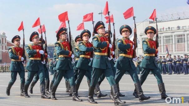 Знамя Победы подняли над оперным театром в Новосибирске