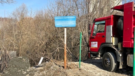 Ссыпают в реку! Жительница Новосибирска пожаловалась на незаконный вывоз строительного мусора. ВИДЕО