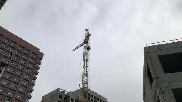 В Новосибирске арестовали башенный кран, мешающий достройке проблемного ЖК