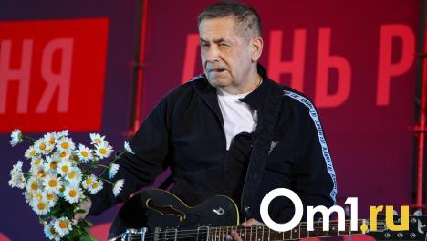 Ромашки для Расторгуева: как в Омске прошёл концерт группы «Любэ» на День России