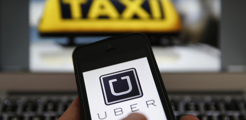 В Омске водитель такси Uber избил пассажирку и распинал её вещи