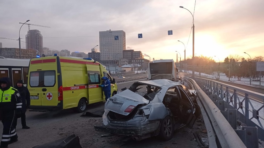 Два человека погибли при столкновении иномарки и автобуса в центре Новосибирска. Видео