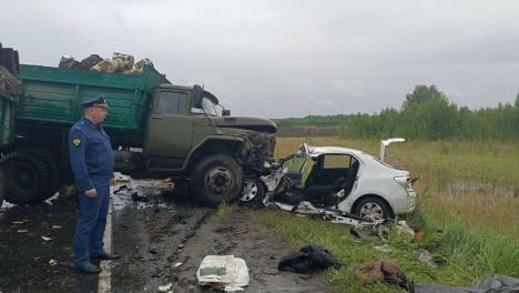 На трассе Омск — Тара легковушка столкнулась с грузовиком: один человек погиб