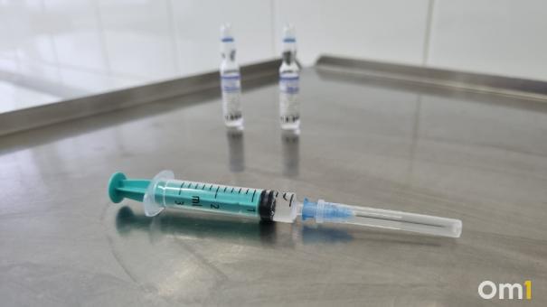 В Омскую область доставили первую партию «детской» вакцины от коронавируса