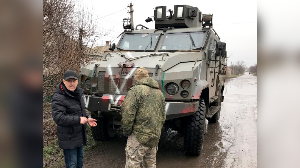 Новосибирский мэр Анатолий Локоть показал трофейную бронемашину отряда СОБР