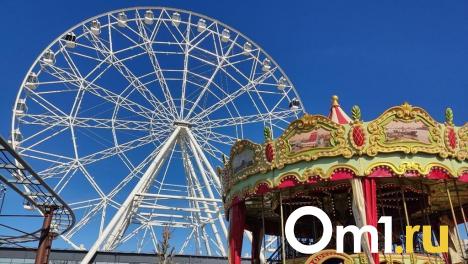 В Рождественскую ночь на омском колесе обозрения включилась праздничная подсветка