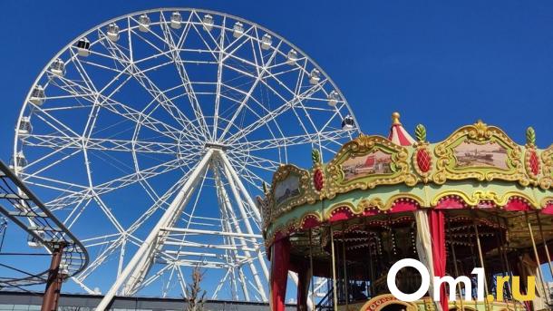 В Рождественскую ночь на омском колесе обозрения включилась праздничная подсветка