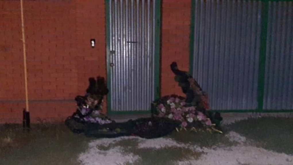 Неизвестные подкинули похоронные венки к воротам дома в Первомайском районе Новосибирска. ВИДЕО