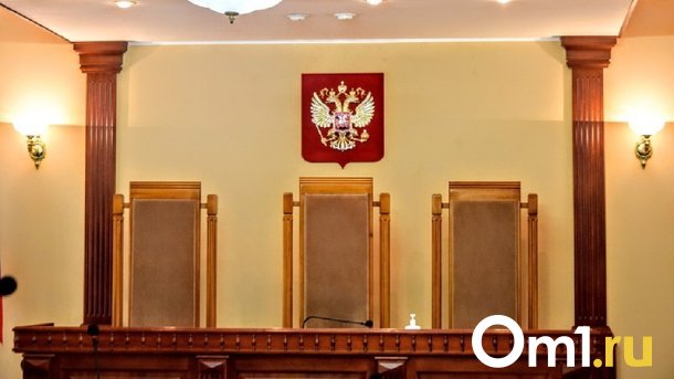 Омич незаконно построил гараж на участке соседки и отказывался его сносить