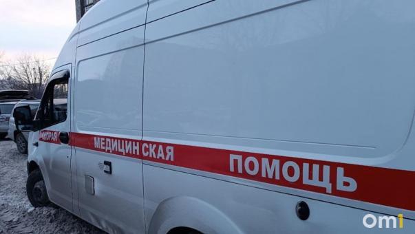 Омич оказался в больнице с ножевыми ранениями после застолья с родственником