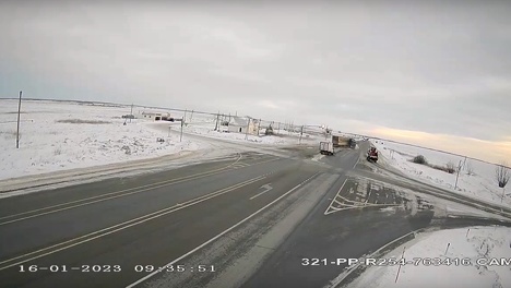 В Омской области иностранец за рулём фуры смял стоявшие на светофоре машины