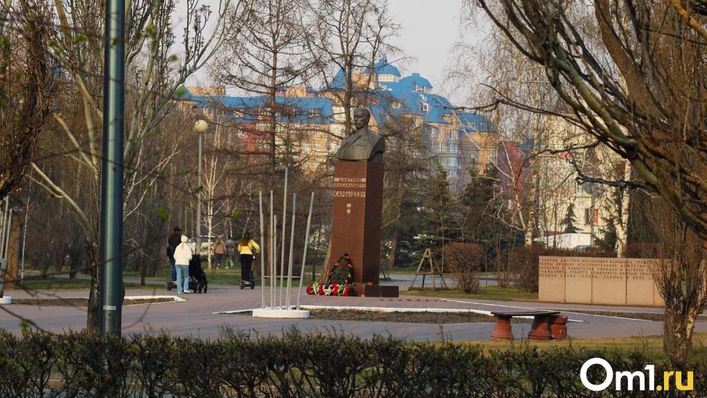 В Омске за лето обновят памятник Карбышеву