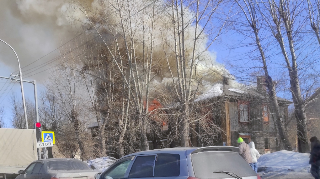 Двухэтажный деревянный дом сгорел на улице Никитина в Новосибирске
