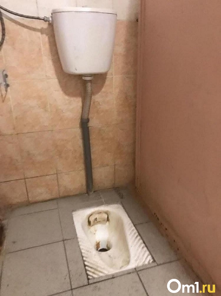 Старый туалет в полу