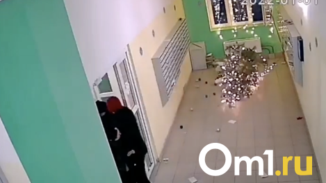 Дети, разгромившие украшенный подъезд дома в Омске, вернулись и всё исправили