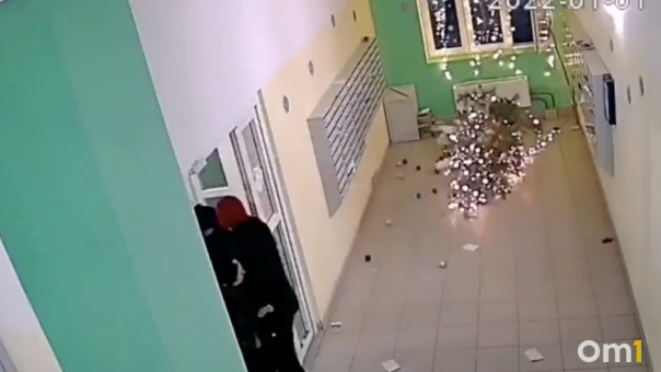 Дети, разгромившие украшенный подъезд дома в Омске, вернулись и всё исправили