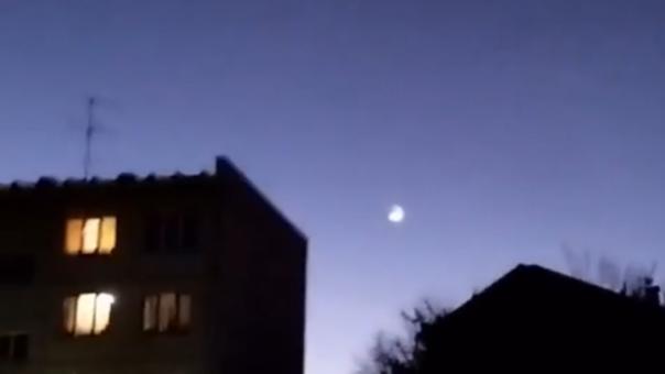 Новосибирцы заметили в небе необычный светящийся шар. ВИДЕО