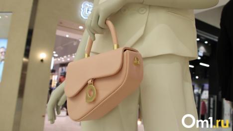 Косынки, чокеры, банданы: какие аксессуары носить летом 2025 года