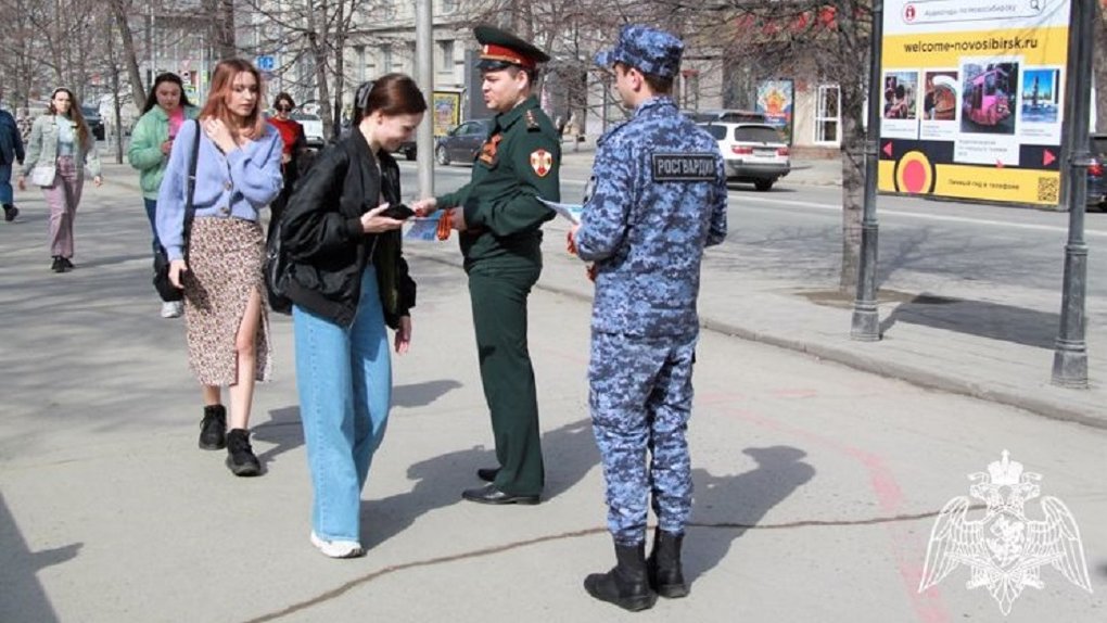 В Новосибирске сотрудники Росгвардии раздали горожанам георгиевские ленточки