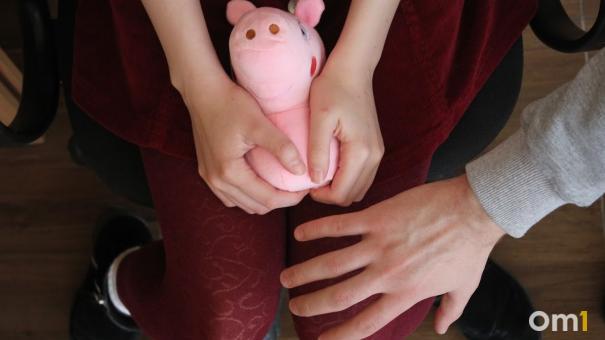 В Омске 15-летняя девочка забеременела от уголовника