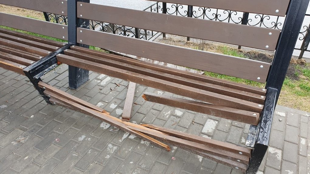 Вандалы разрушили скамейки в скейт-парке в центре Омска