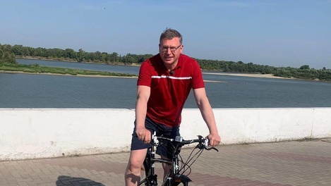 Ел манную кашу и стоял в углу. Омский губернатор Александр Бурков рассказал, каким был ребёнком